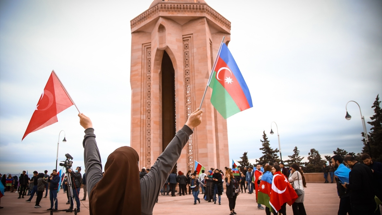 Azerbaycanlılar Dağlık Karabağ'da varılan anlaşmayı coşkuyla kutluyor