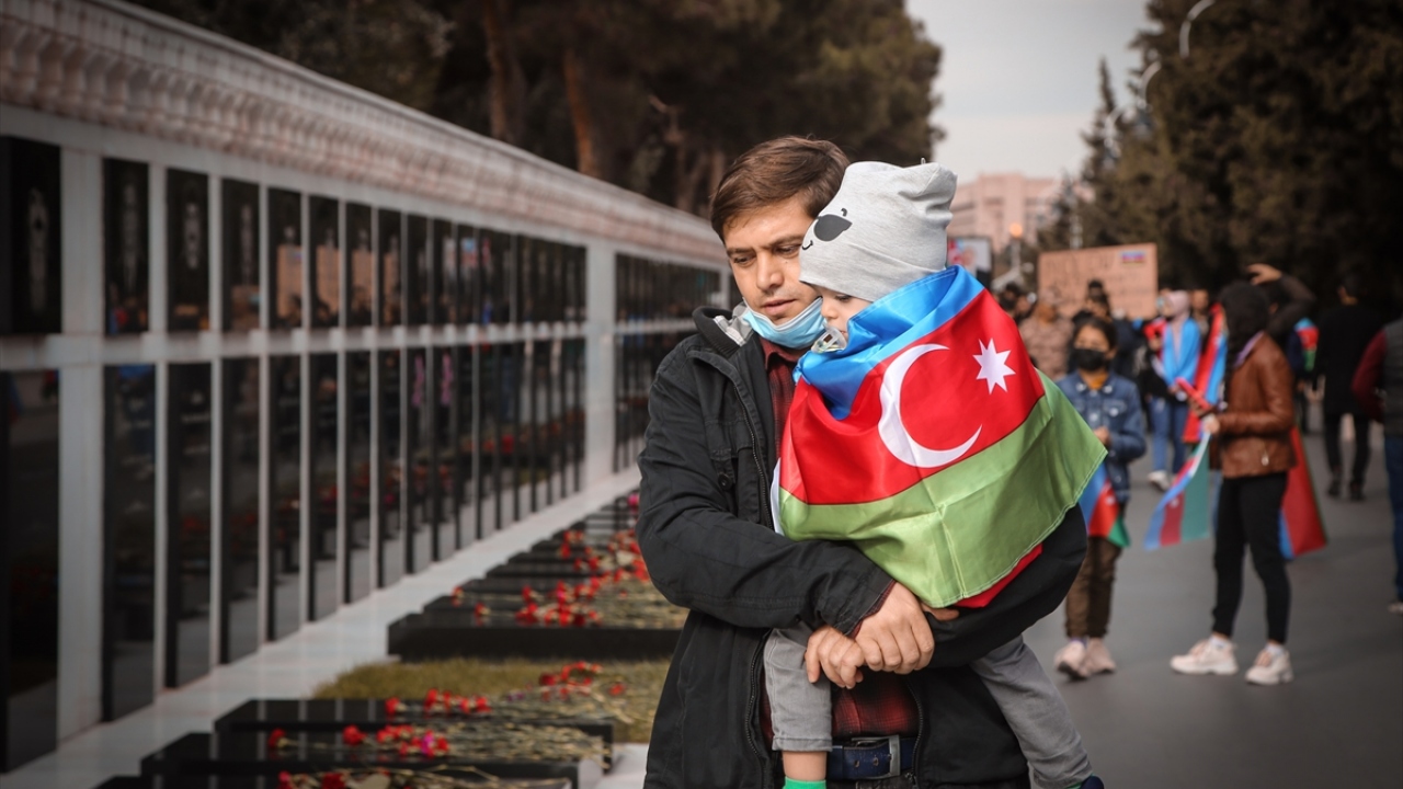 Bazı vatandaşlarda 20 Ocak Şehitlerinin defnedildiği Şehitler Hıyabanı`na akın etti.