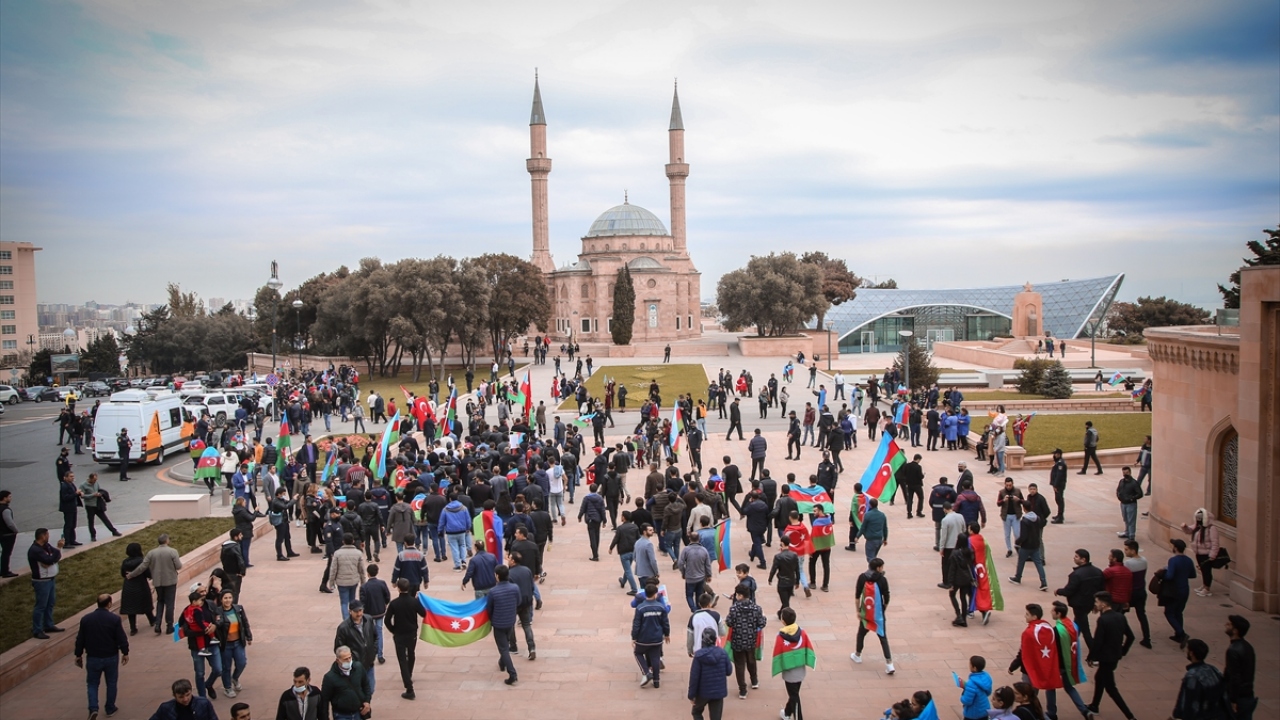 Binlerce Bakülü ellerinde Azerbaycan ve Türk bayraklarıyla çıktıkları sokaklarda sevinç gösterisinde bulundu. 