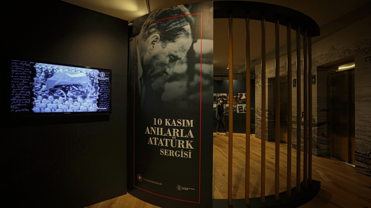 Cumhurbaşkanlığı Külliyesi, Dolmabahçe Sarayı ve Galata Kulesi ile eş zamanlı olarak Türkiye`nin farklı müzelerinde sergilenen birbirinden özel fotoğraflar, Ankara Cumhuriyet Müzesi Müdürlüğü koleksiyonundan hazırlandı.