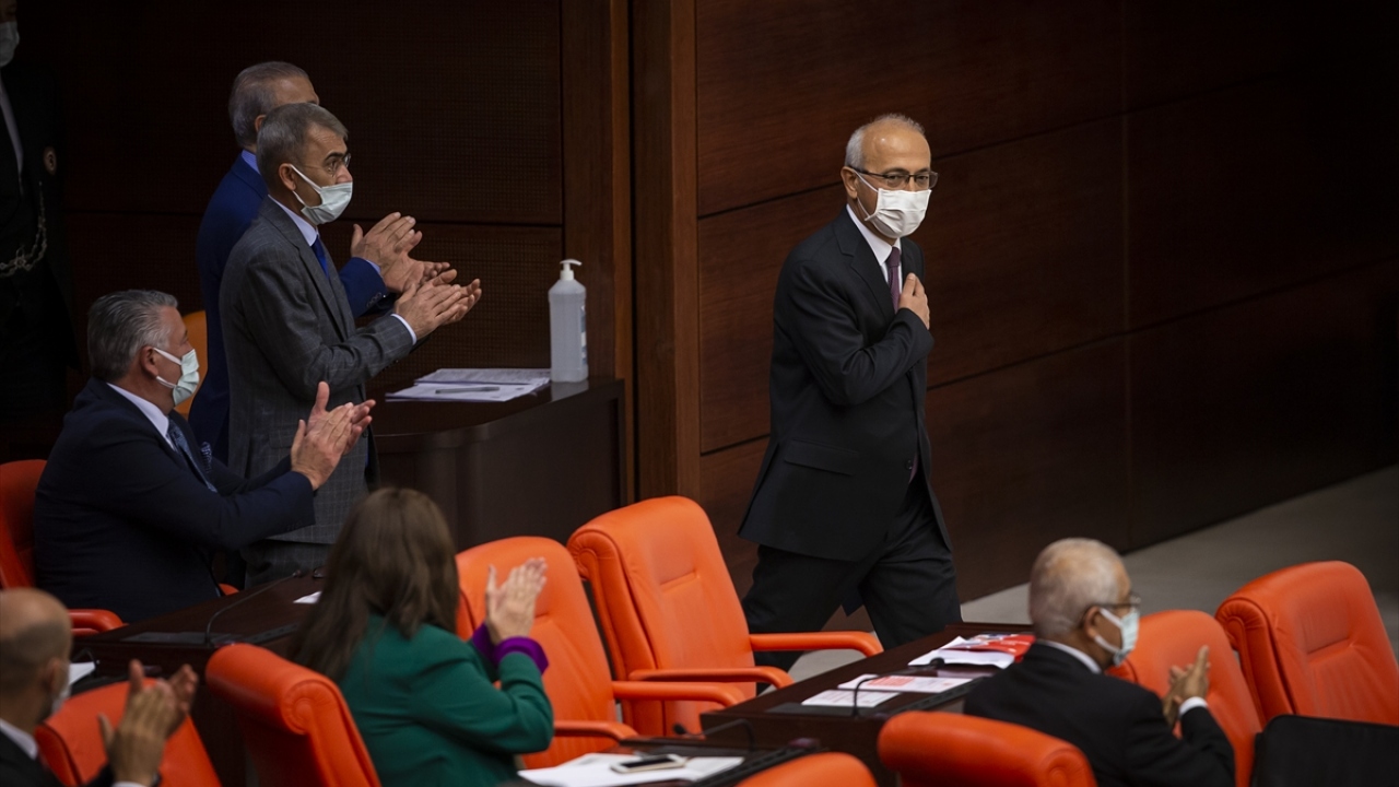 Meclis Başkanvekili Haydar Akar, Genel Kurulda, görevden af talebi Cumhurbaşkanı Recep Tayyip Erdoğan tarafından kabul edilen Berat Albayrak`tan boşalan Hazine ve Maliye Bakanlığına Lütfi Elvan`ın atanmasına ilişkin tezkereyi okuttu.