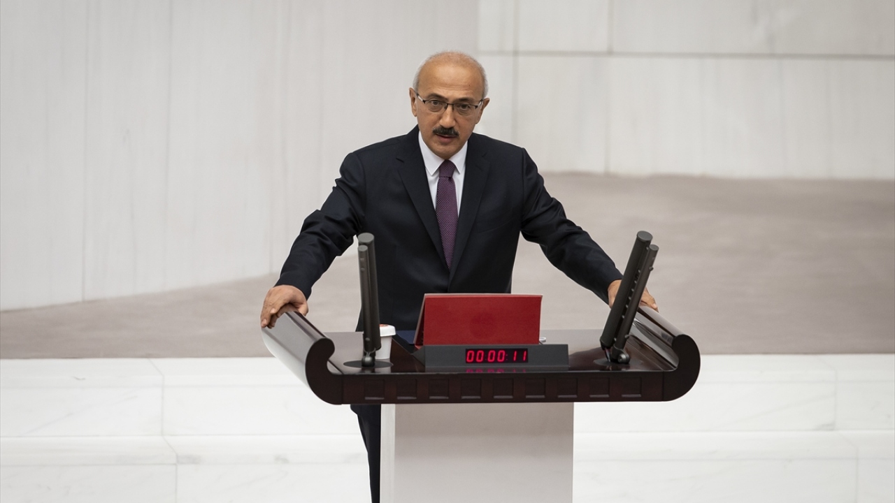 Lütfi Elvan, kürsüye çıkarak yemin etti.