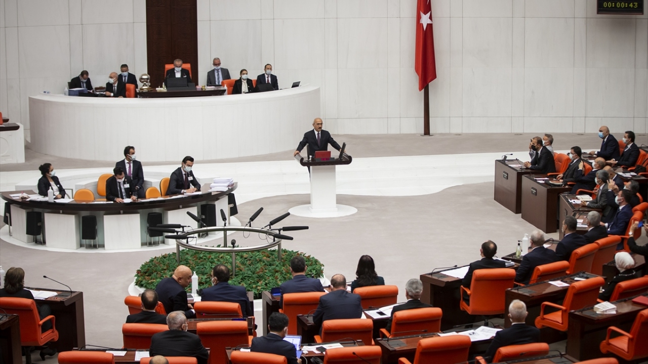 Elvan`ı tebrik eden ve başarılar dileyen Haydar Akar, Elvan`ın, yemin metnindeki "ant içerim" ifadesini , "söz veriyorum" şeklinde okuduğunu belirterek, metni tekrar okuması gerektiğini söyledi.