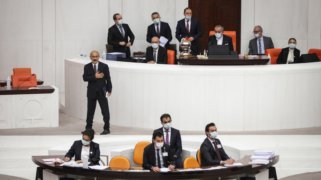 Bunun üzerine Hazine ve Maliye Bakanı Elvan, kürsüye gelerek yeminini tekrar etti.