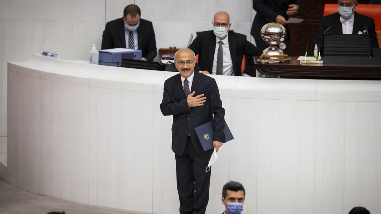 Bunun üzerine Hazine ve Maliye Bakanı Elvan, kürsüye gelerek yeminini tekrar etti.