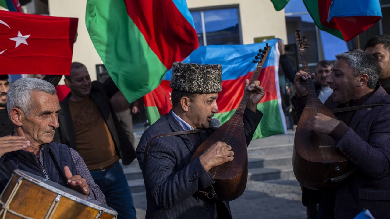 Terter`de Müzik okulu önünde toplanan Azerbaycanlılar,  Ermenistan`ın Dağlık Karabağ`daki işgalini sonlandıran bildirinin imzalanmasını akordiyon ve saz çalarak, Azerbaycan bayrakları ile dans ederek kutladı.
