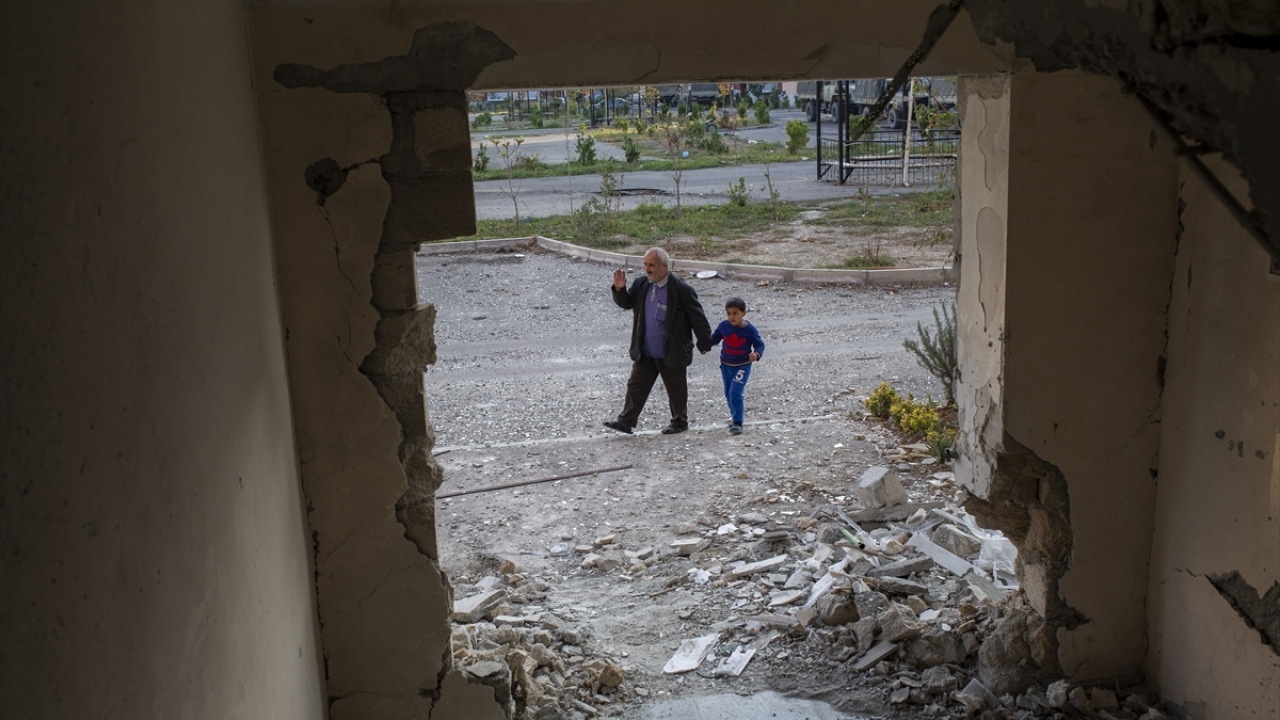 Öte yandan Terter`de bulunan çok sayıda evin ağır hasar aldığı görülüyor. Kente geri dönenler artarken, hayat normale dönmeye başladı.  