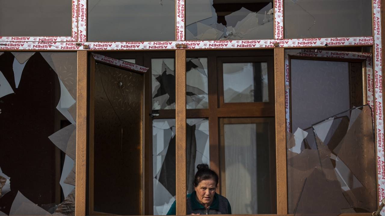 Sevinçlerine Laçın, Şuşa ve Kelbecer`de devam edeceklerini dile getiren Agayeva, "Yaşadığımız yer sığınak da olsa öz yerimizdir. Canımızdır, kanımızdır. Evime geri döndüm. Vatan sağ olsun, ordumuz sağ olsun." dedi.