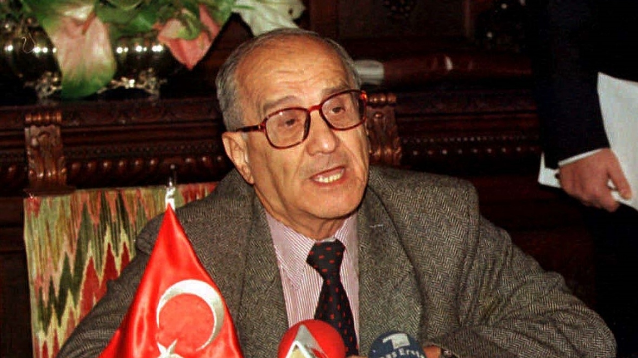 20 Kasım 1998`de Eski Dışişleri Bakanı ve Bağımsız Milletvekili Mümtaz Soysal. (Arşiv)
