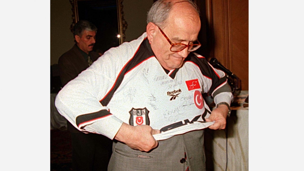 29 Nisan 1999`da Mümtaz Soysal, Unicef Türkiye Milli Komitesi İstanbul Bürosu`nca Kosavalı çocuklar yararına düzenlenen müzayedeye katıldı. (Arşiv)