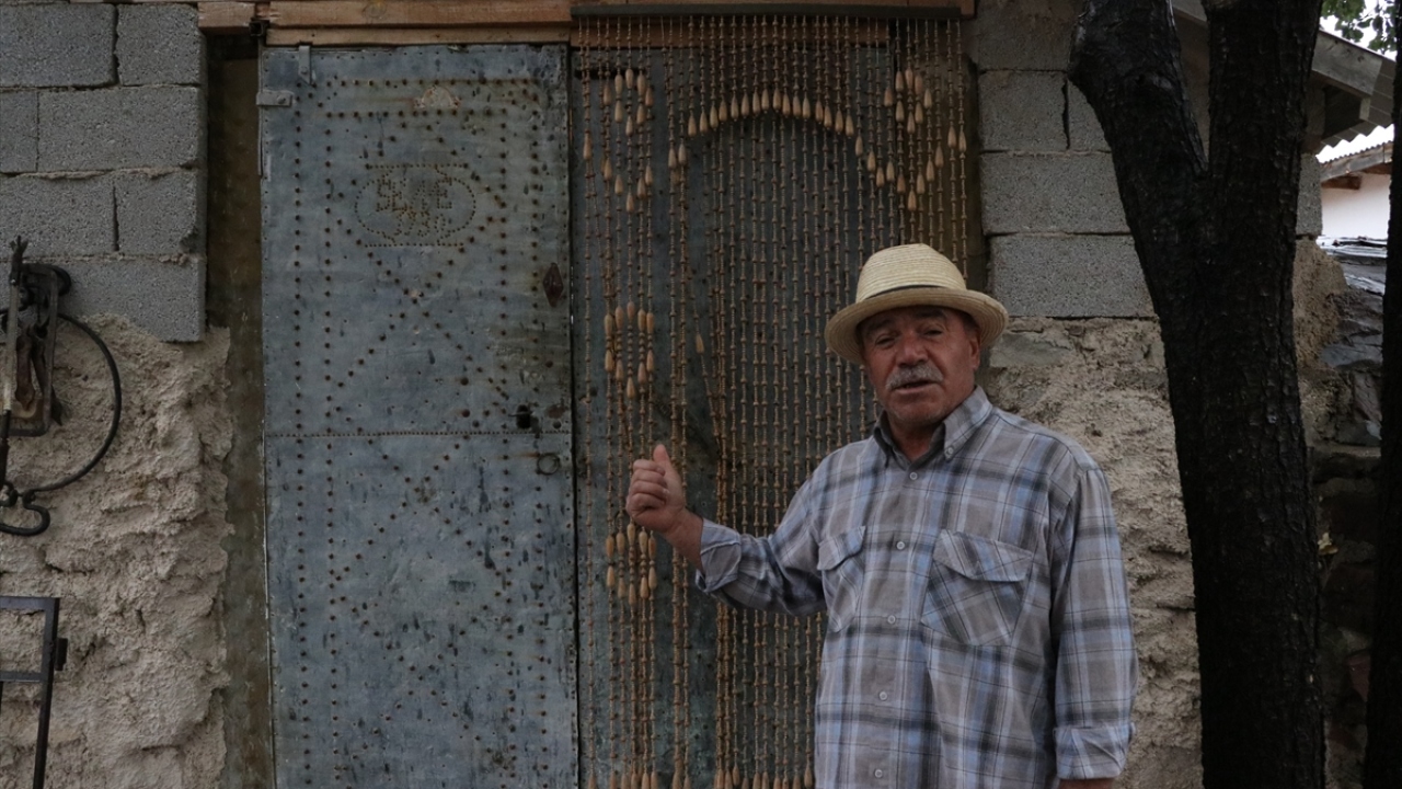 Ulukışla ilçesine bağlı Kılan köyünde oturan 65 yaşındaki Süleyman Erol, yaklaşık 10 yıldır en eskisi 300 yıllık olan mavzer, çan, el, tarım ve müzik aleti, körük, örs, çevirmeli telefon, gramofon gibi eşyaları topluyor. 