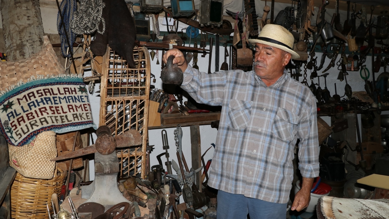 Erol, bunları, evinin yanına inşa ettirdiği, kapısına da 1930`lu yıllardan kalma kapı taktırdığı 45 metrekarelik odada sergiliyor.