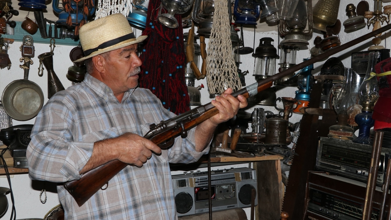 Erol, yaptığı açıklamada, torununun düveni tahta olarak niteleyip bu aleti tanımamasından etkilendiğini, bu kültürü korumak ve gelecek nesle bırakmak için antika eşyaları toplamaya karar verdiğini söyledi.