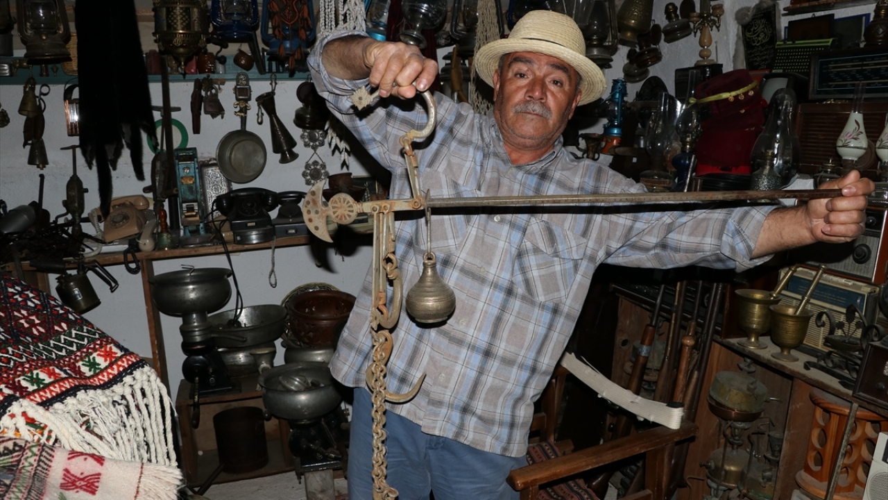 Erol, topladığı antika eşyaları, evinin yanına yaptırdığı yaklaşık 45 metrekarelik odada muhafaza ettiğini; antikaları görmeye, özellikle öğretmenlerin ve araştırmayı seven ziyaretçilerin geldiğini söyledi.