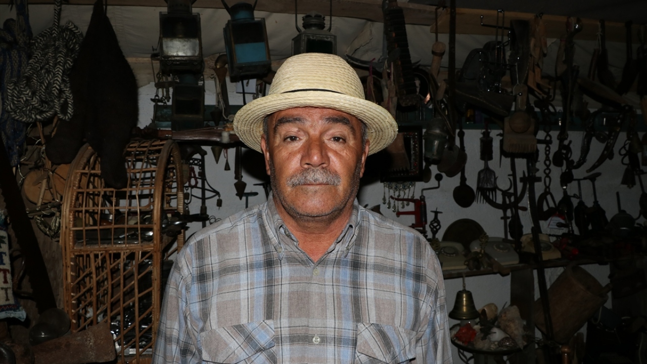 Ziyaretçilerin bazen yanlarında çocukları ve torunlarıyla geldiğini ifade eden Erol, çocukların "Dede, siz çok zor şartlar altında yaşamışsınız o zamanlar. Bunlarla hayat mı geçer?" dediğini aktardı.