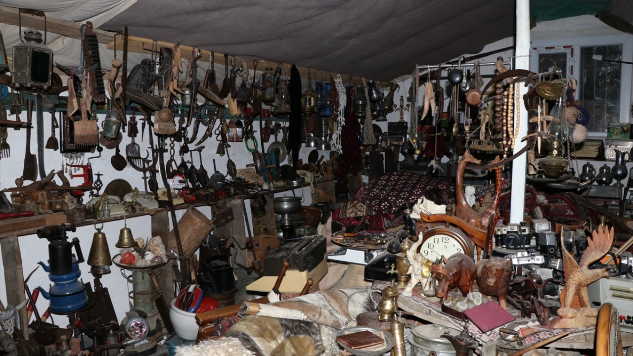 Erol, "Bunların yok olup gitmesinden vicdanen rahatsız oluyorum. Eğer bu kültürü yok edersek kaybedersek, sahip çıkmazsak, gelecek nesil nereden geldiğini nereye gideceğini bilemez." diye konuştu.