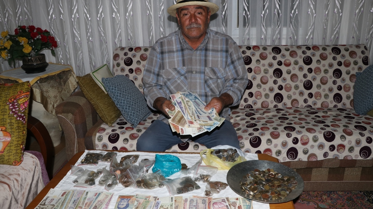 Erol, topladığı kağnıları, at arabalarını, sabanları, pullukları, tarım aletlerini, antika eşyaları ve eski paraları sergilemek için yetkililerden, köye müze yapılmasını istedi.