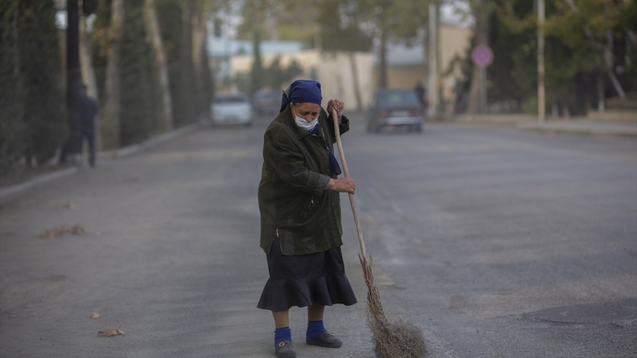 Yoğun saldırıların yaşandığı kentte, Saat Meydanı`nda toplanan çok sayıda Terterli, sokakları süpürdü. Esnaf kırılan camları temizledi ve eşyalarını yerleştirdi.