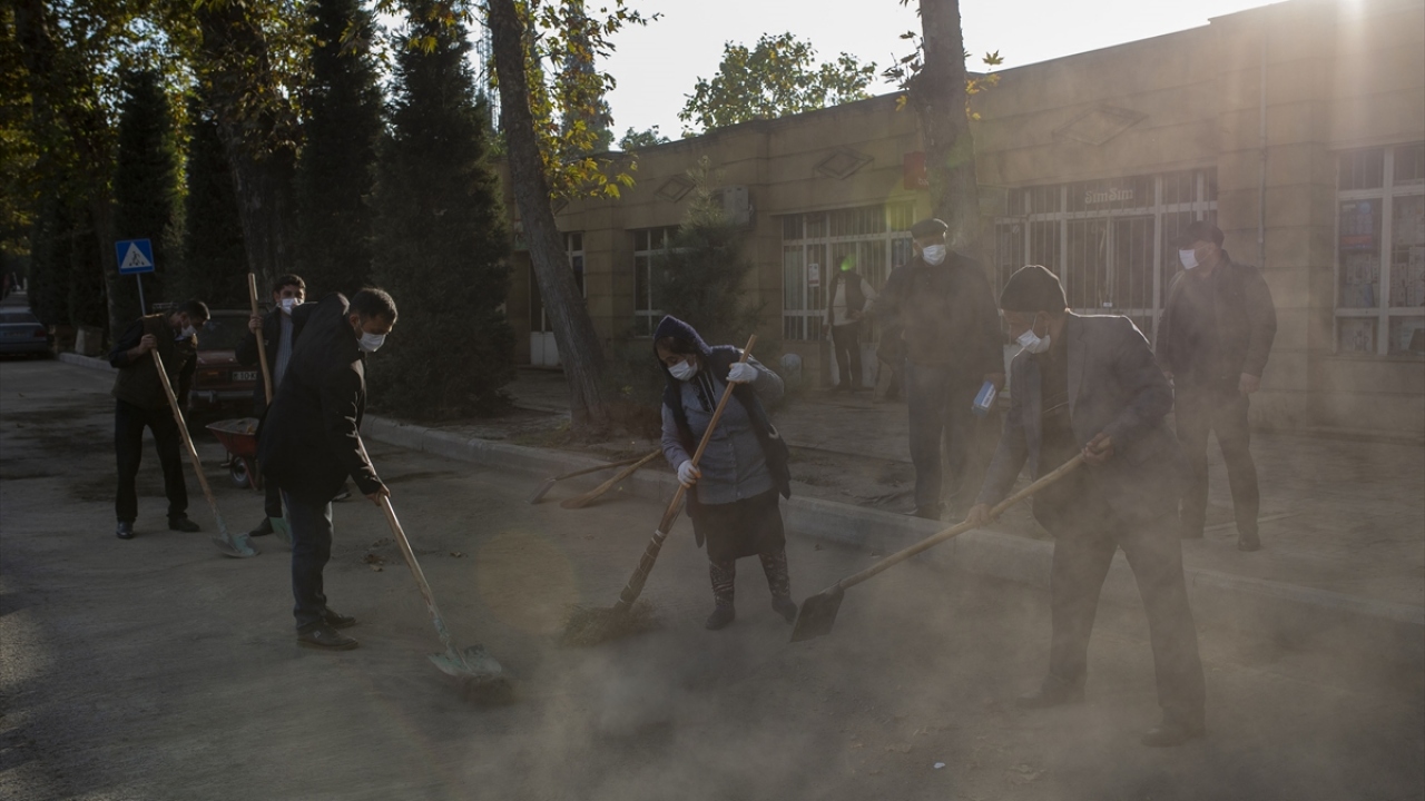 Ev hanımı Qehremanova Mexmer arazilerini temizlediklerini aktararak, "Türkiye`nin Cumhurbaşkanı`nın ellerinden öperim. O bizi tek koymadı. Allah Türkiye halkına yardım etsin." dedi.