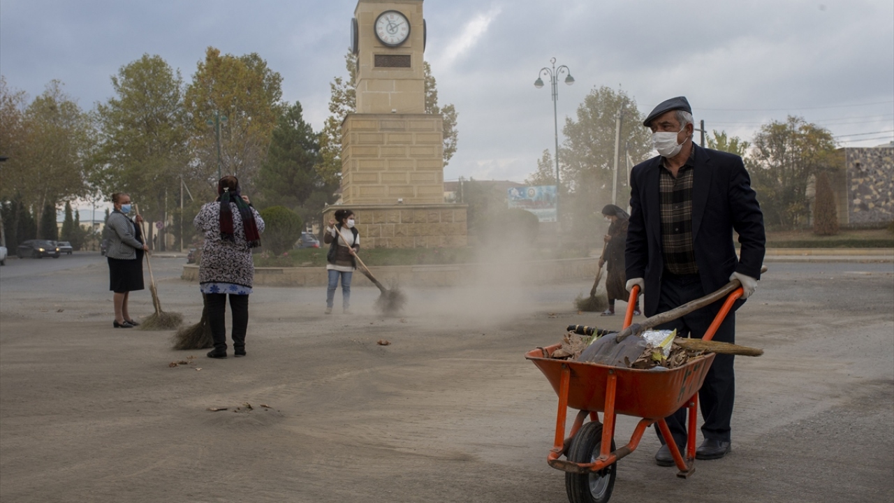 Terter`de zor günler geçirdiklerini vurgulayan Mexmer, uzun süre duydukları korku nedeniyle evden çıkmadıklarını ancak yine de yurtlarını terk etmediklerini ifade etti.