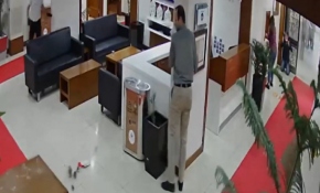 İzmir'deki deprem anı kameralara yansıdı