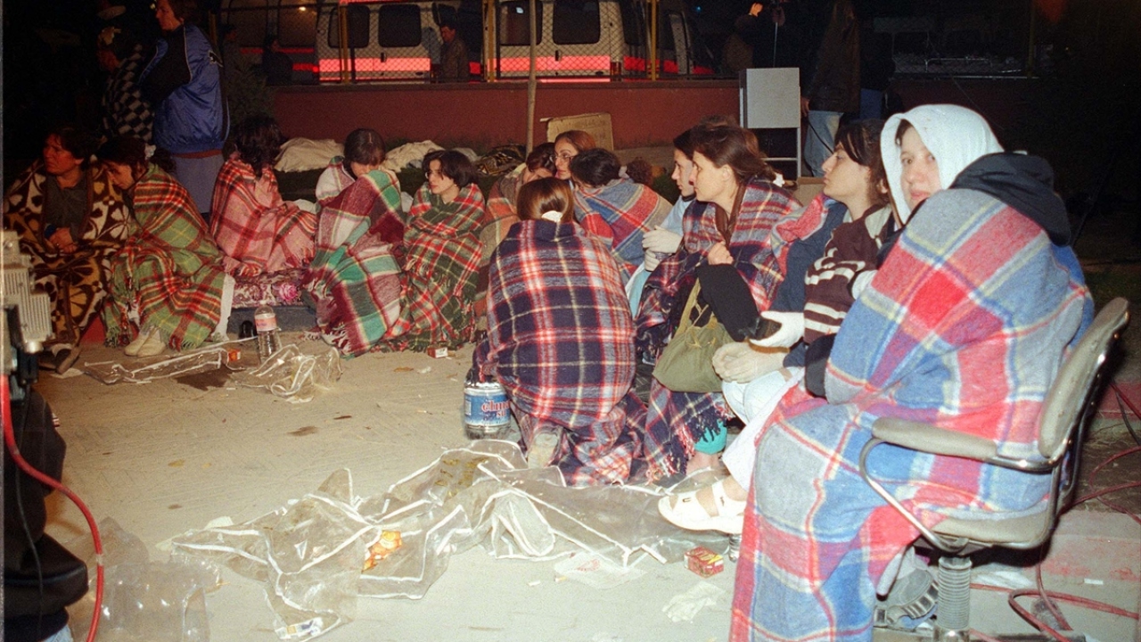 13 Kasım 1999`da depremzedeler geceyi dışarıda geçirdi. (Arşiv)