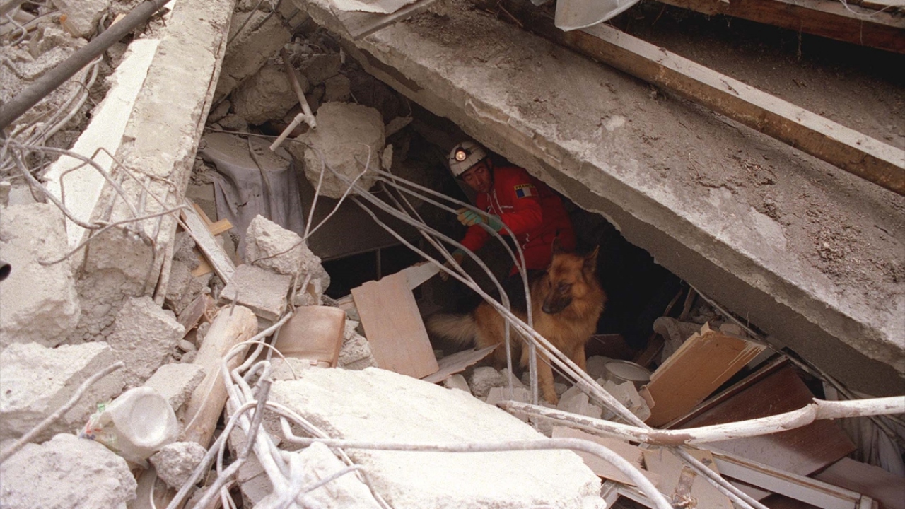 16 Kasım 1999`da yıkılan binalarda arama kurtarma ve enkaz kaldırma çalışmaları devam ediyor. (Arşiv)