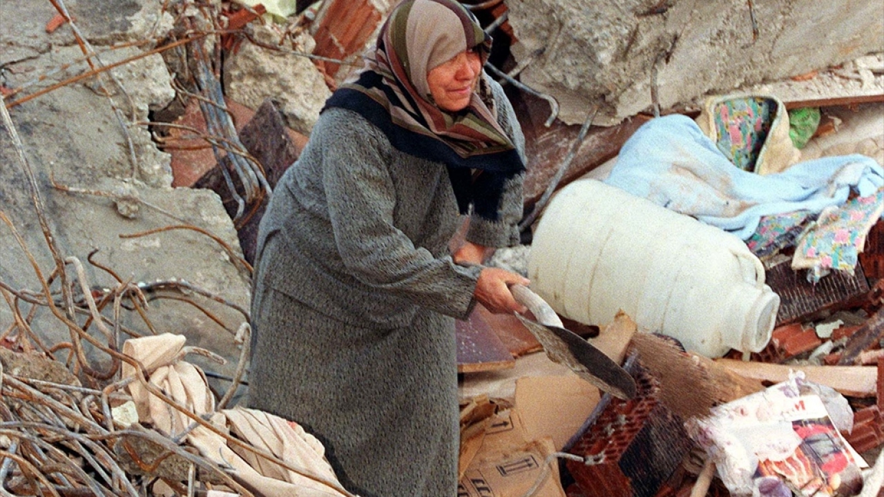 22 Kasım 1999`da Merkez üssü Düzce olan depremin ardından evleri zarar gören vatandaşlar enkazların altında son bir umutla sağlam kalan eşyalarını arıyorlar. (Arşiv)