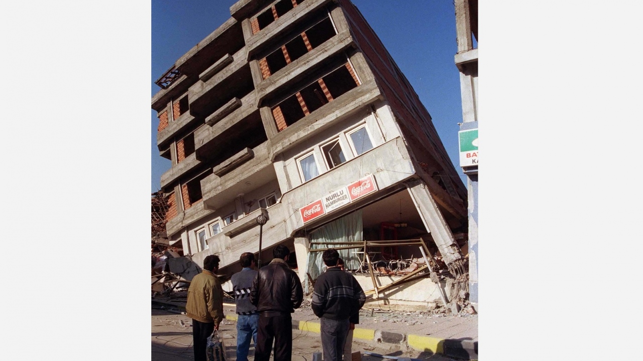 Kaynaşlı`da meydana gelen depremde çok sayıda bina hasar gördü. (Arşiv)