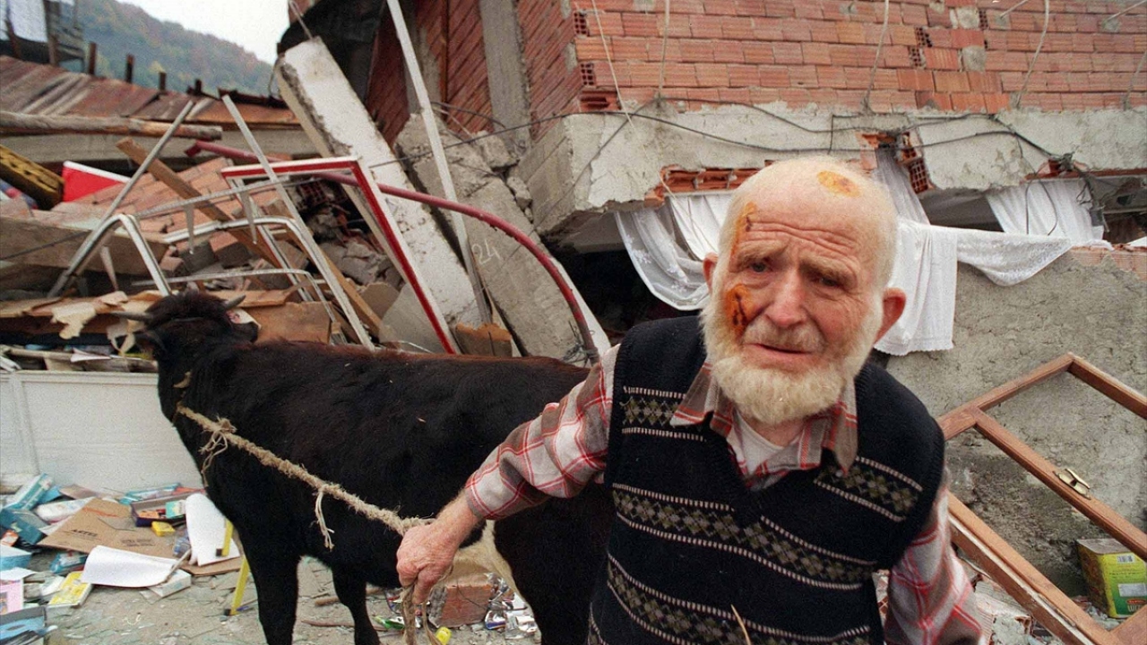 Depremin ardından evi yıkılarak enkaz haline gelen yaşlı bir depremzede sadece hayvanlarını kurtarabilmiş. (Arşiv)