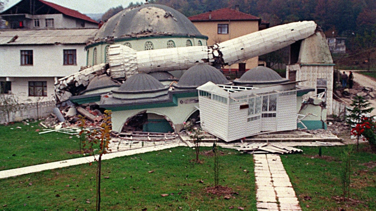 Kaynaşlı`da depremde camiler de yıkıldı. (Arşiv)
