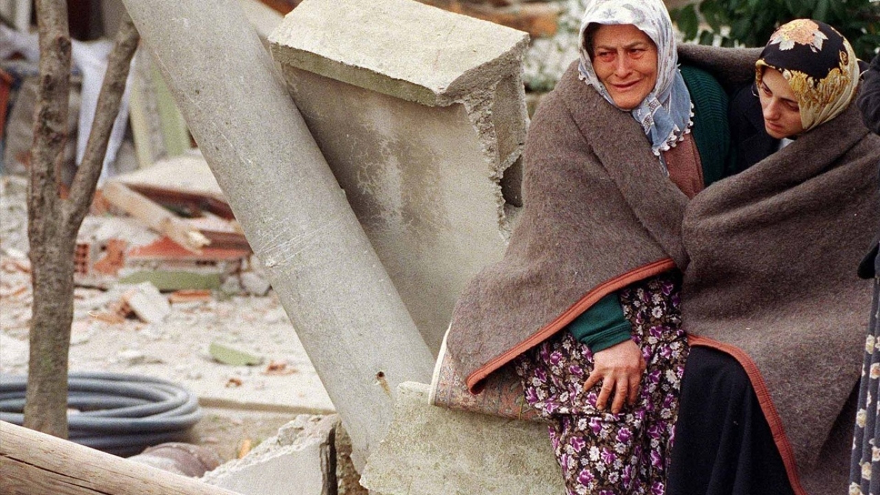 Depremde hem yakınlarını hem de evlerini kaybeden depremzedeler birbirlerine sarılarak teselli buldular. (Arşiv)