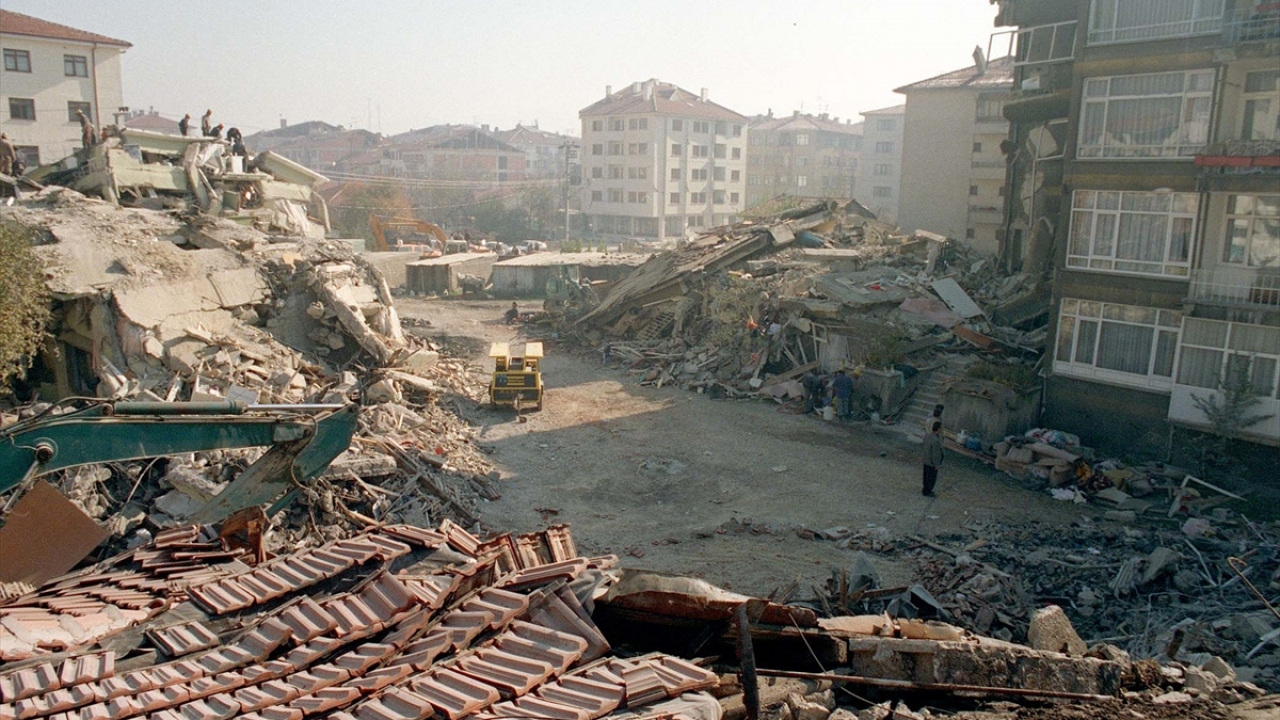 4 Kasım 1999`da Merkez üssü Düzce olan 7.2 büyüklüğünde meydana gelen depremde enkazlar altında arama ve kurtarma çalışmaları soğuk hava şartlarına rağmen hızla sürüyor. (Arşiv)