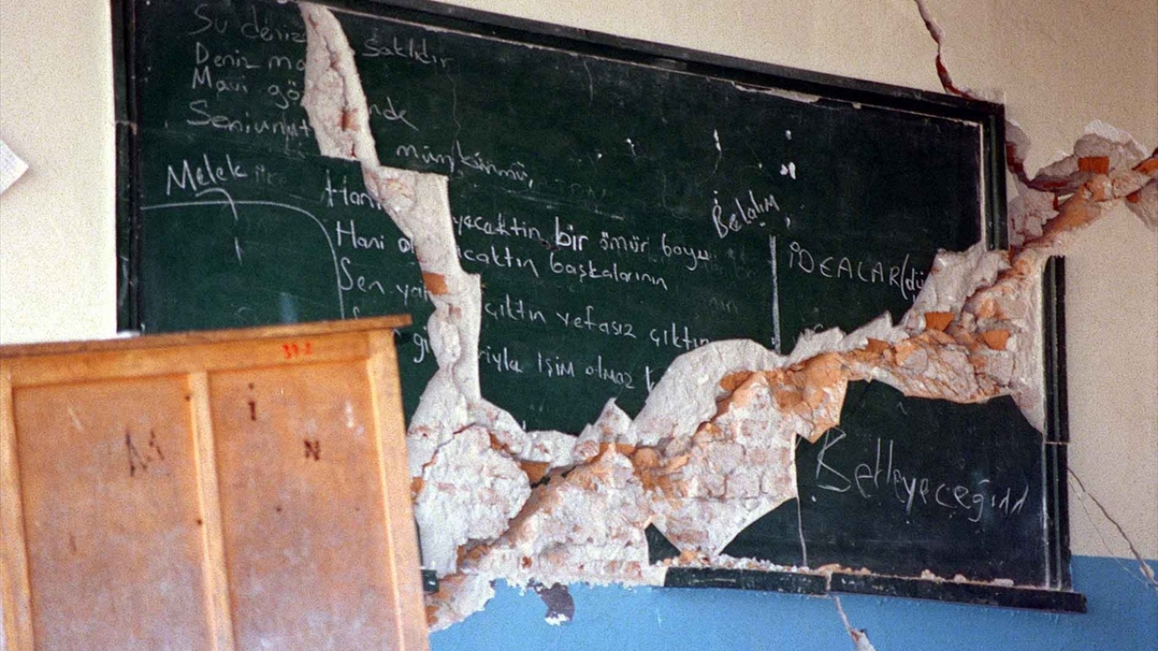 Depremin en çok etkilediği Kaynaşlı`da okullar da zarar gördü. (Arşiv)