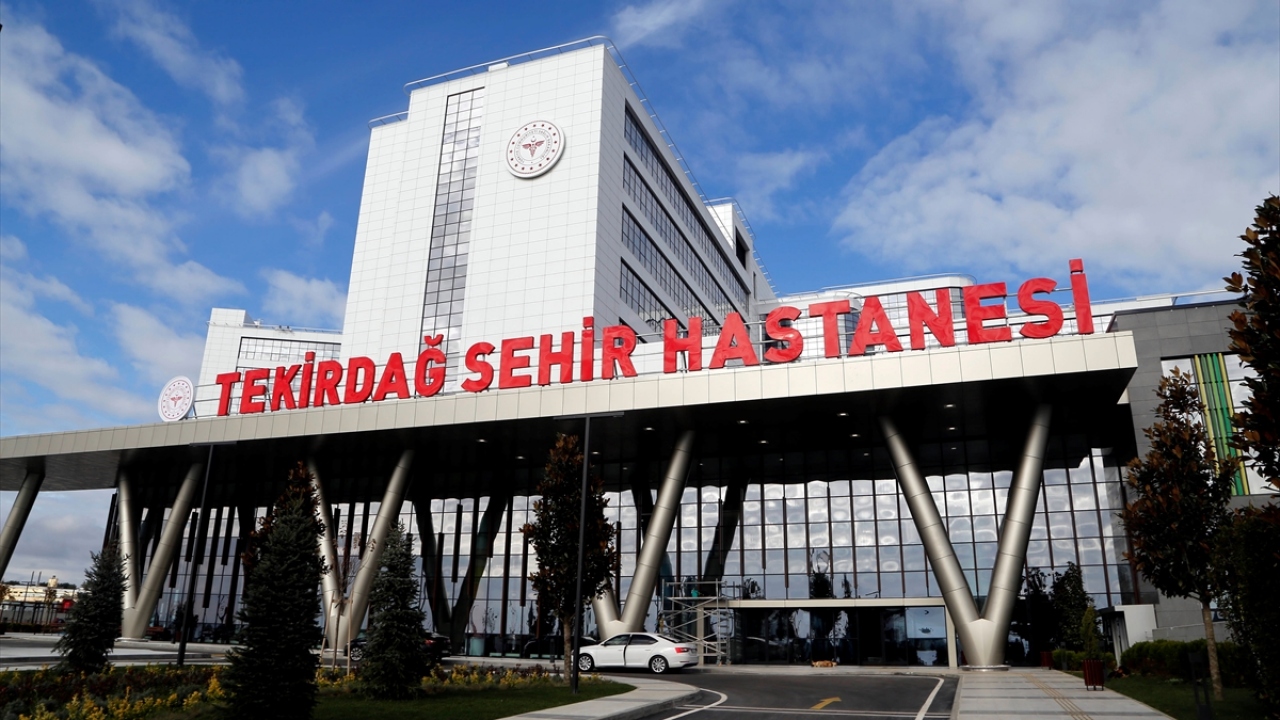 159 bin metrekarelik inşaat alanına sahip hastanenin 297 araç kapasiteli açık otoparkı ve 1054 araç kapasiteli kapalı otoparkı bulunuyor. 