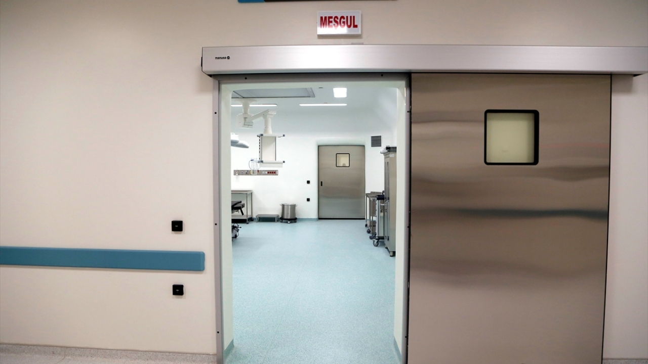 Hastanenin ameliyathanelerinde bulunan "hasta hazırlık-ayılma alanları" mekanik olarak yoğun bakım odasına çevrilecek şekilde hazırlandı. 