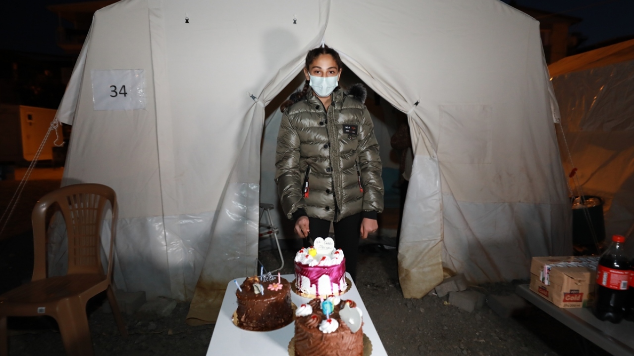 Van ve İzmir depremlerini yaşayan Meryem Çetin, 16`ncı yaş gününü, çadır kentte düzenlenen sürpriz doğum günüyle kutladı. 