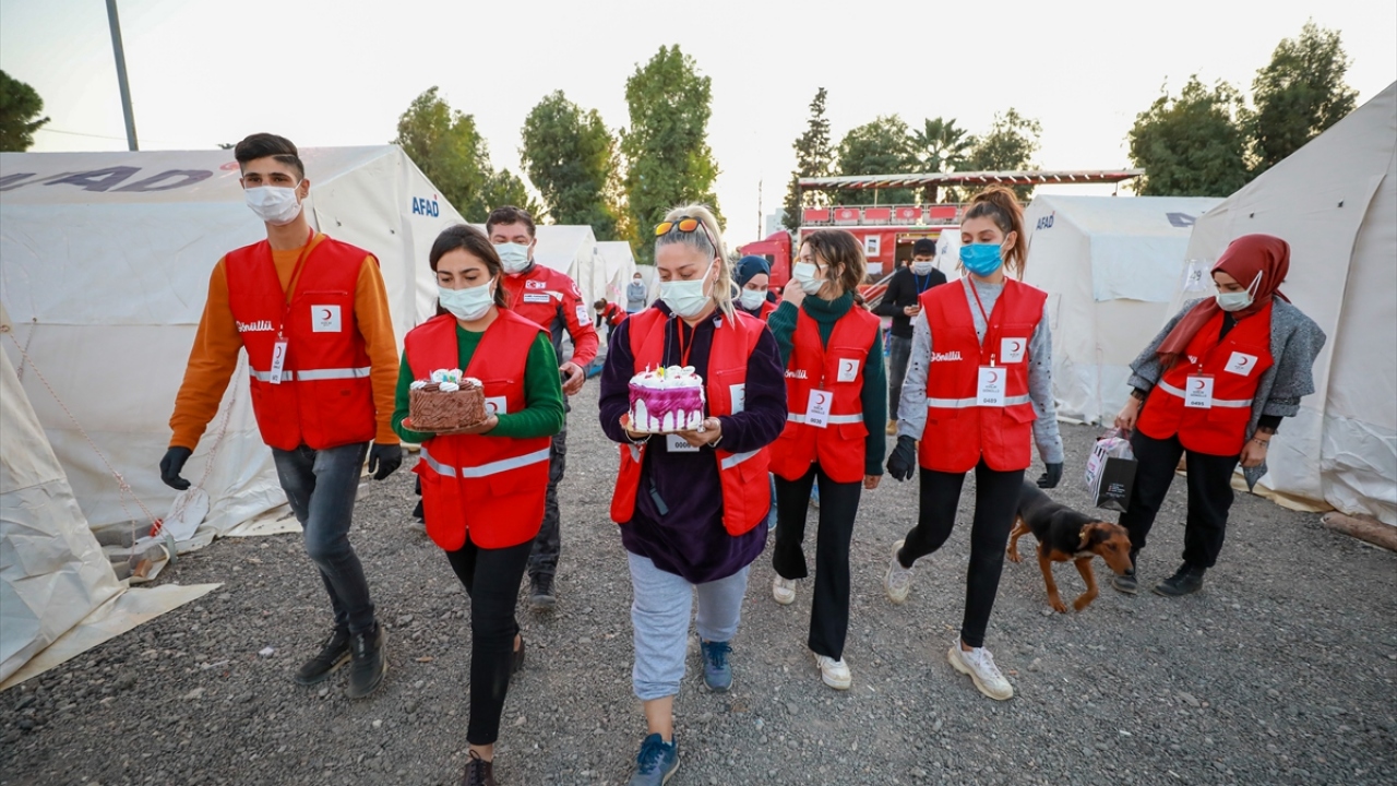 Depremden bir süre sonra İzmir`deki akrabalarının yanına gelen Meryem ve ailesi, yeni bir yuva ve hayat kurdu. 