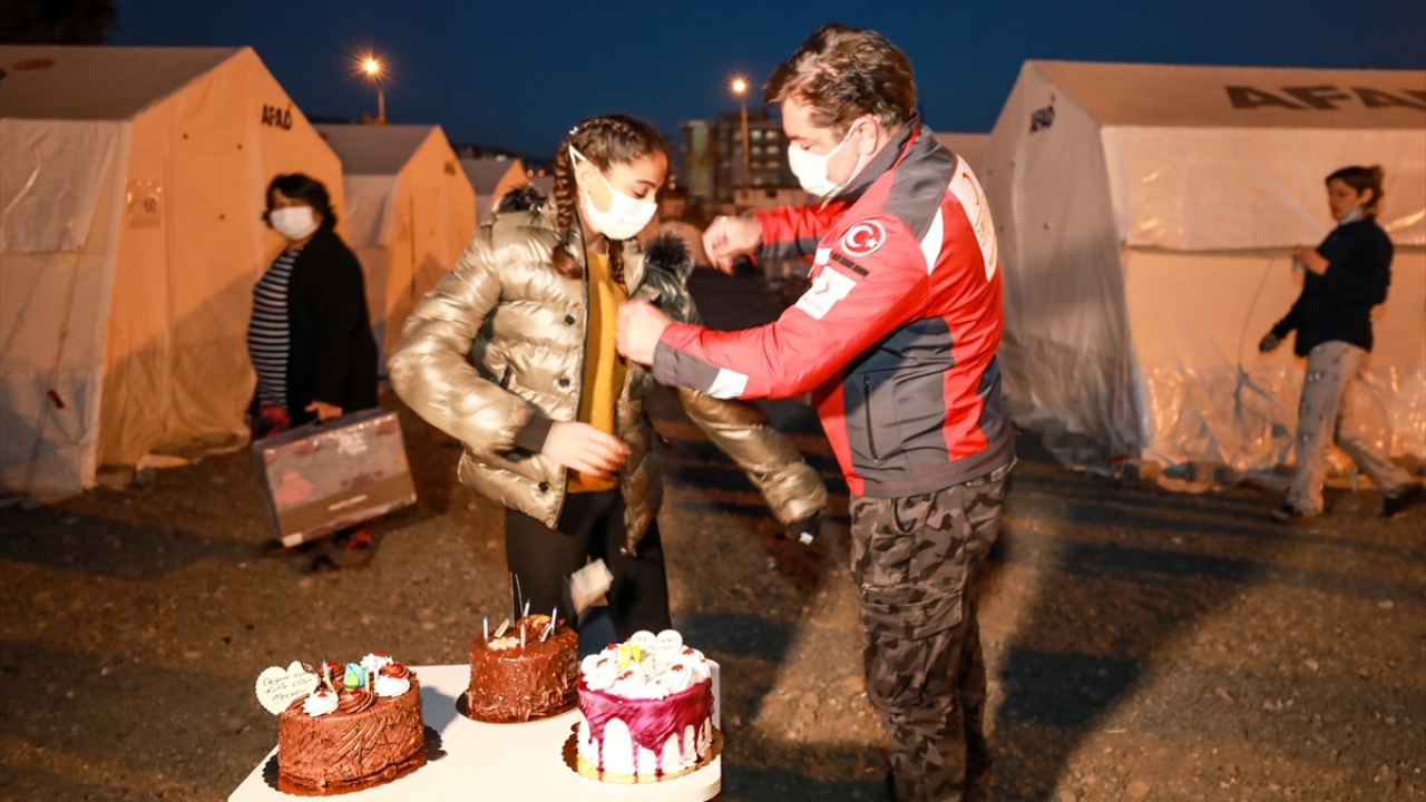 Evlerine giremeyen, eşyalarını da alamayan aile, Bayraklı ilçesinde kurulan çadır kentte AFAD çadırına yerleştirildi. 