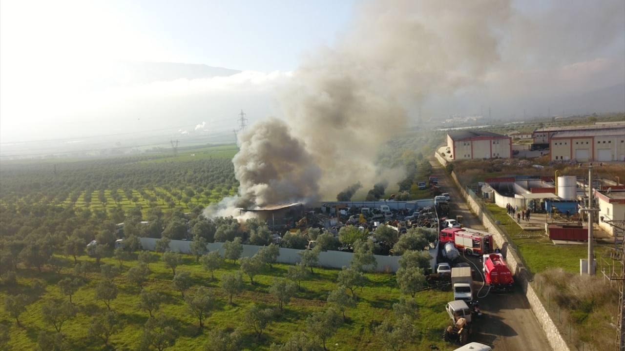 İlçede Davut Aktürk`e ait tesiste kaynak yapıldığı sırada çıkan kıvılcımlar, iş yerindeki yanıcı malzemeleri tutuşturdu.