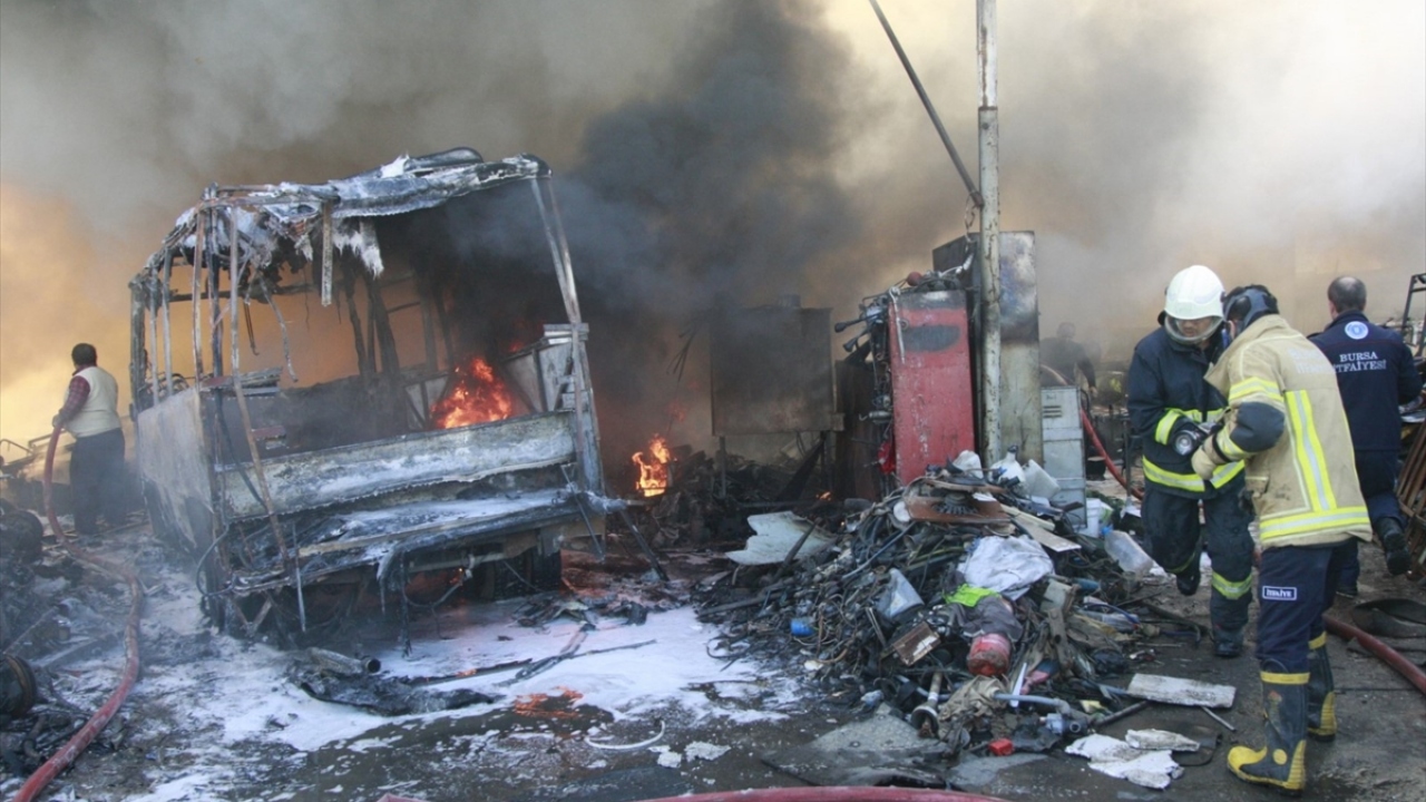 Yangın nedeniyle tesiste büyük çaplı hasar oluştuğu bildirildi.