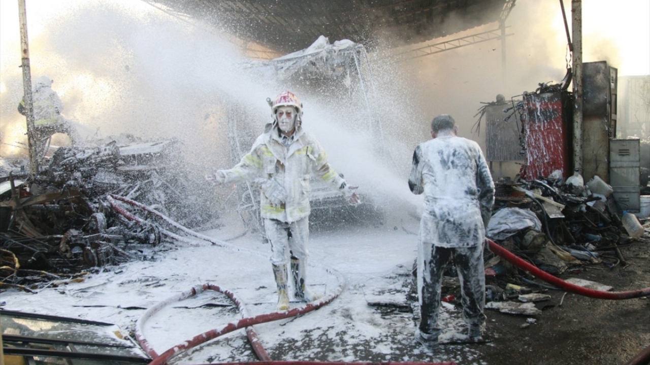 Bu arada olay yerindeki kesici metaller nedeniyle patlayan itfaiye hortumundan çıkan köpükler ekiplere zor anlar yaşattı.