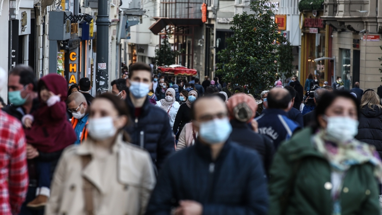 İstanbul Valiliğince Covid-19`un yayılımını önlemek için bugünden itibaren kentte trafiğe kapalı cadde ve sokaklar ile toplu taşıma araçlarının durakları gibi alanlarda sigara içilmesi yasaklandı.