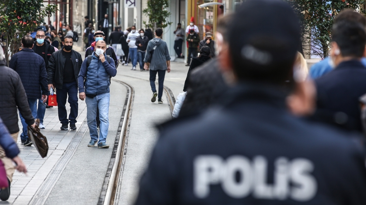 Beyoğlu İlçe Emniyet Müdürlüğü ve Turizm Şube Müdürlüğü ekipleri, Taksim Meydanı ve İstiklal Caddesi`nde drone kaldırarak Türkçe ve İngilizce anonslarla Kovid-19 tedbirlerine uyulması konusunda ikazda bulundu.