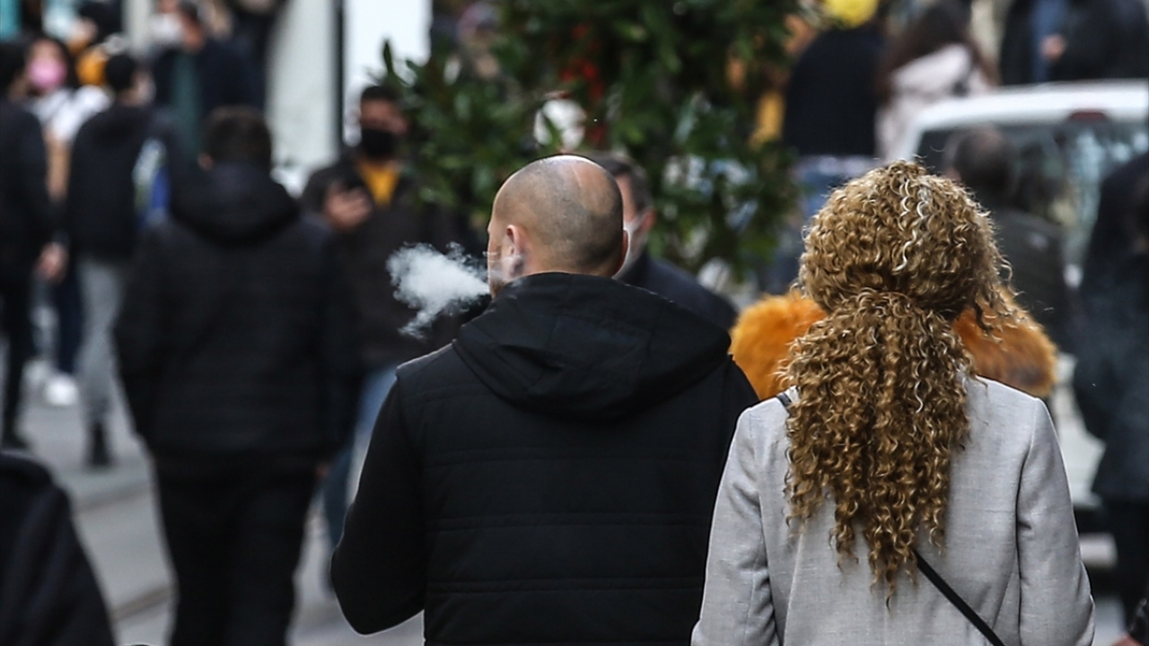 Maske takılması, sosyal mesafeye dikkat ederek hareket edilmesi ve sigara içilmemesi konusunda uyarılar yapan ekipler, ayrıca yürüyerek ve araçla Türkçe ve İngilizce olarak herkesi tedbirler konusunda bilgilendirdi.