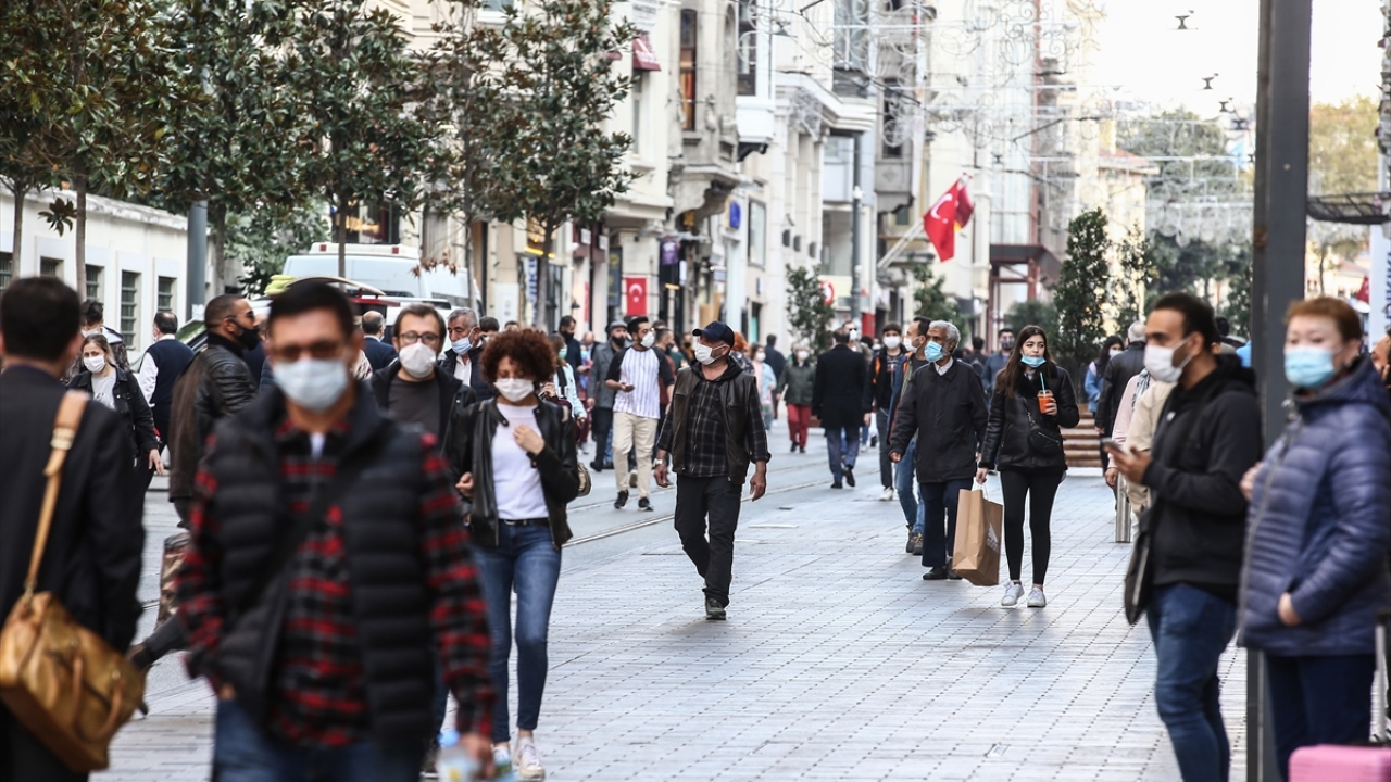 Beyoğlu Kaymakamı Mustafa Demirelli de uygulamaya katıldı. İstiklal Caddesi`nde kontrollerde bulunan Demirelli, maske takmayan ve sigara içen kişileri, maskelerini takması ve sigara içmemesi konusunda uyardı.