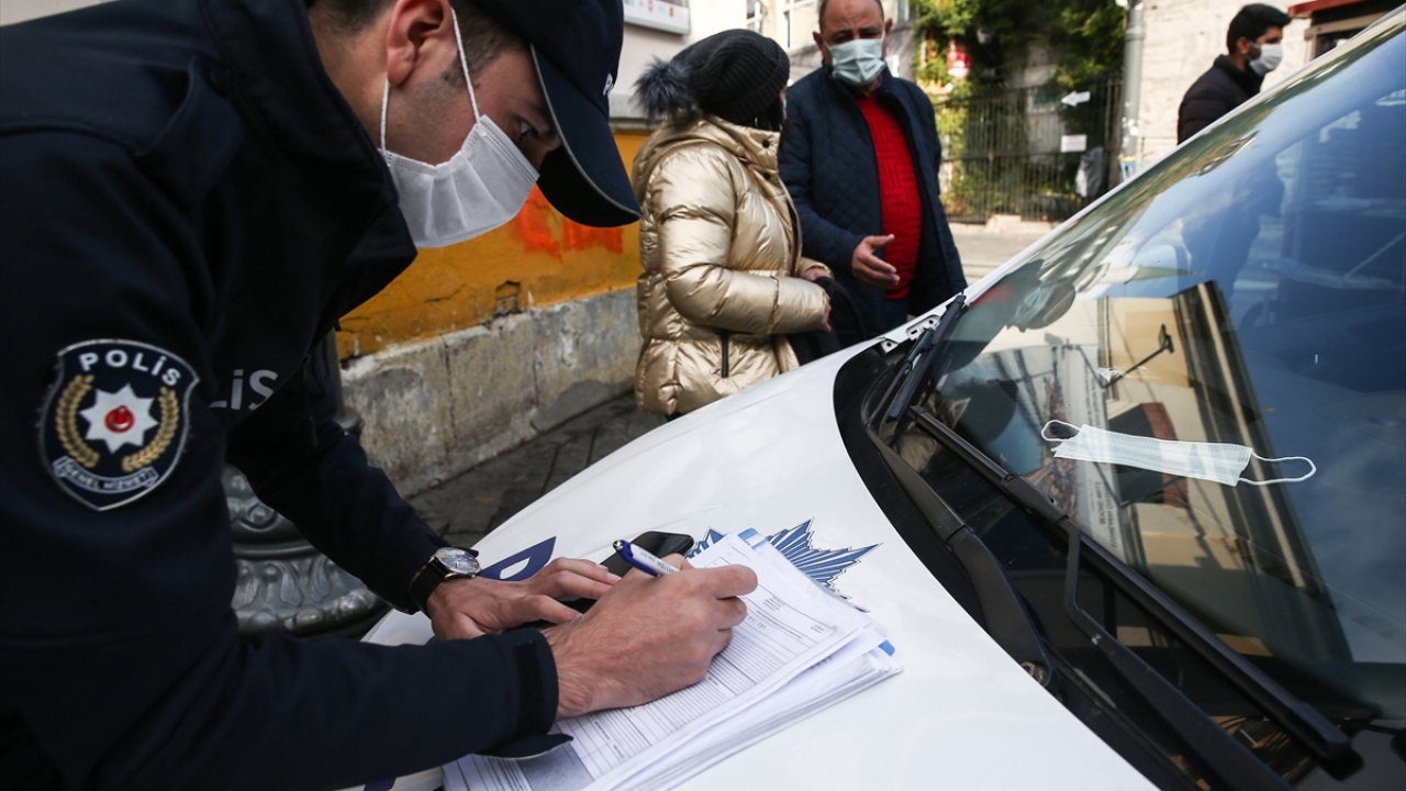 Maskesi olmayanlara maske de veren ekipler, sigara içenlere 900 lira ceza yazdı.
