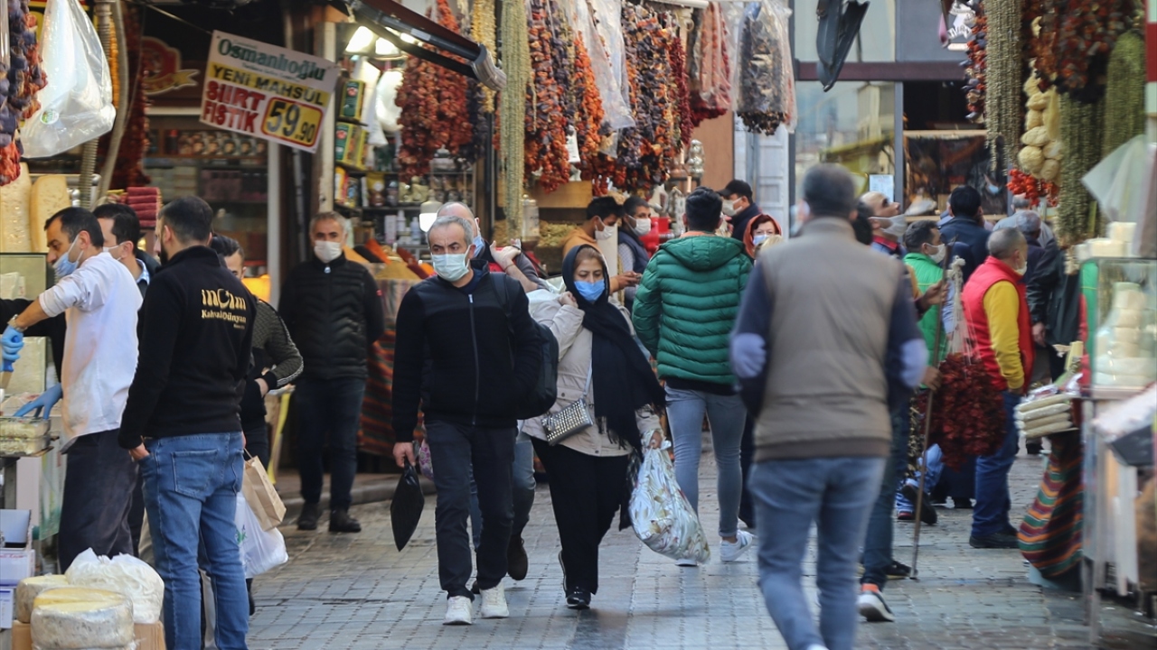 Bakırköy, Zeytinburnu, Göngören`de de vatandaşlar sigara yasağına kısmen uydu. Vatandaşlar, sigara yasağının hem Kovid-19 salgınının önlenmesi hem de sağlık açısından çok iyi olduğunu dile getirdi.