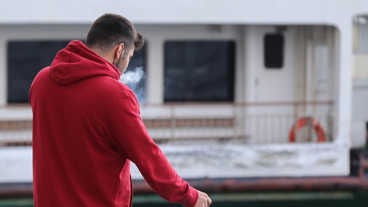 Esenyurt Meydanı`nda bazı vatandaşlar yasağa uyarken, bazılarının banklarda oturarak bazılarının da yürürken sigara içerek yasağı ihlal ettiği görüldü.