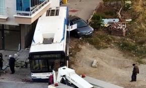 Freni boşalan belediye otobüsü apartmana çarptı